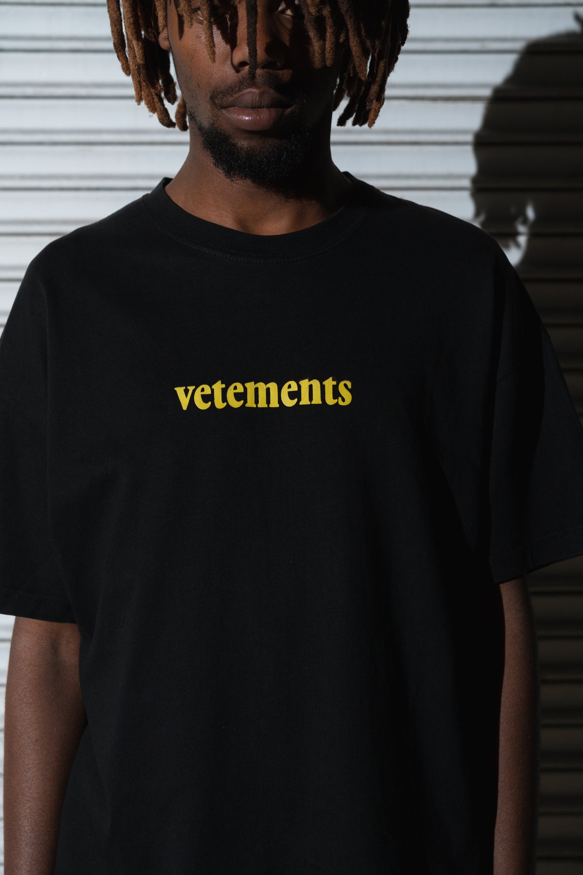 VETEMENTS SHIPPING LABEL LOGO OVERSIZED TEE